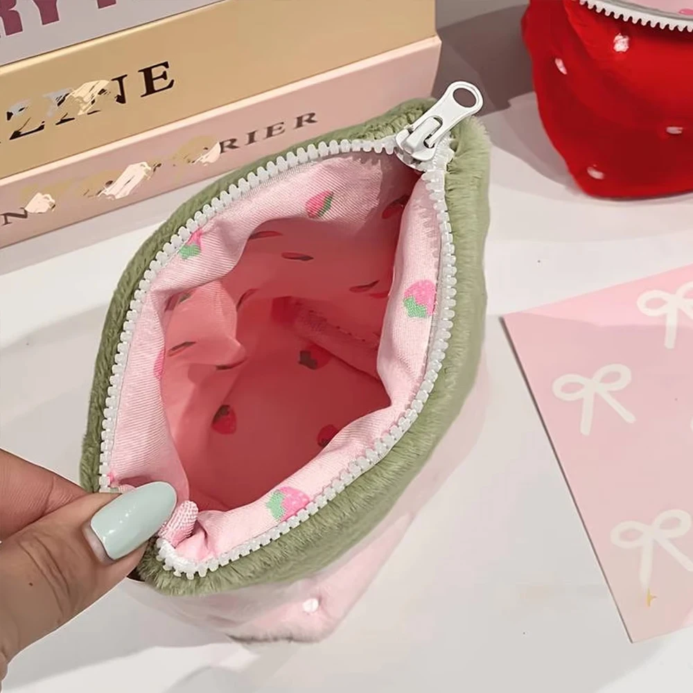 Japanese vintage-style strawberry vertical pencil case, made of soft plush material, available in pink and red colors. The vertical design is stable and won't tip over. It has a large capacity to store stationery, mobile phones, cosmetics, journal materials, and CCD card cameras. It is shockproof, scratch-resistant, portable, and multi-purpose. Sweet, cute, and practical, it is suitable for daily study, office work, and travel
