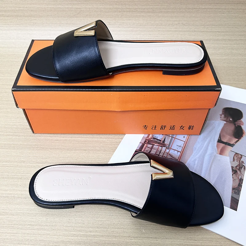 2024 Summer New V-Shaped Metal Decoration Flat Bottomed Beach Women's Fashionable Slippers