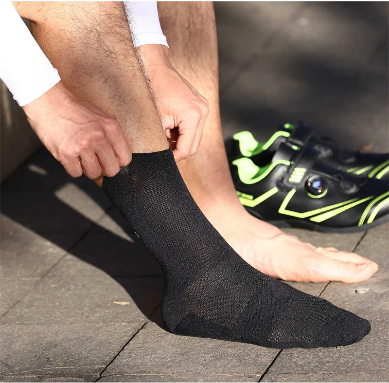 WEST BIKING Professional Cycling Breathable Socks Bicycle Racing Compression Socks Men Soccer Basketball Sports Reflective Socks