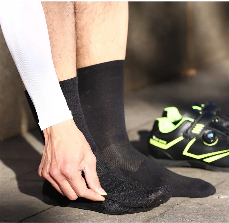 WEST BIKING Professional Cycling Breathable Socks Bicycle Racing Compression Socks Men Soccer Basketball Sports Reflective Socks