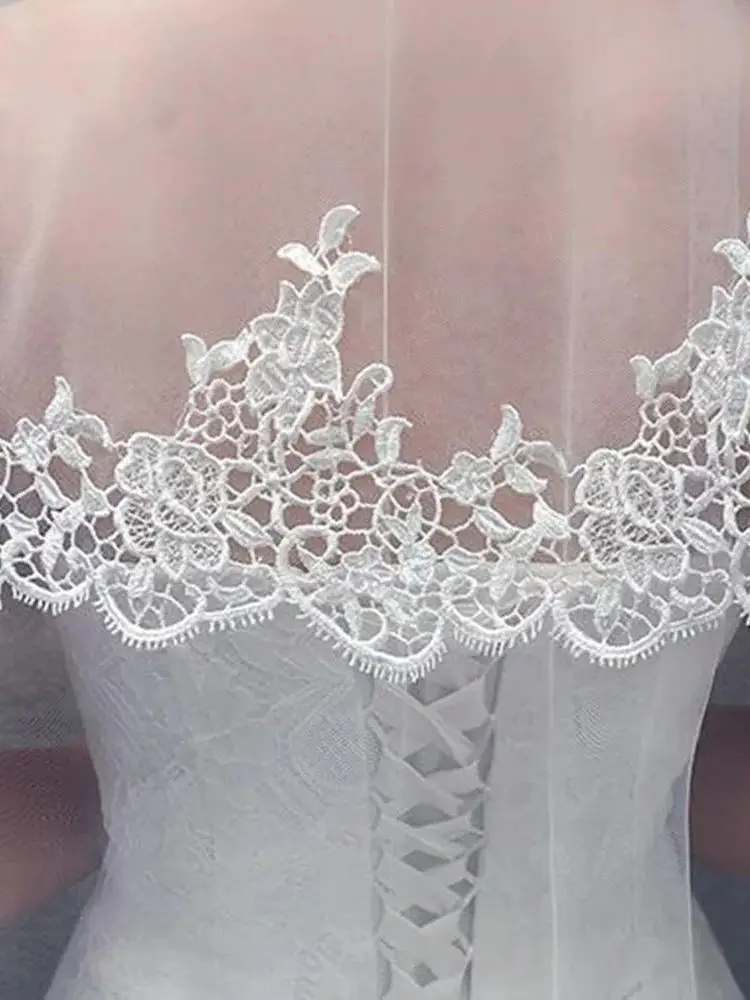 Beautiful Double Layers Bridal Veil With Metal Comb Lace Appliques Edge Bridal Marriage Short Head Bridal Accessories