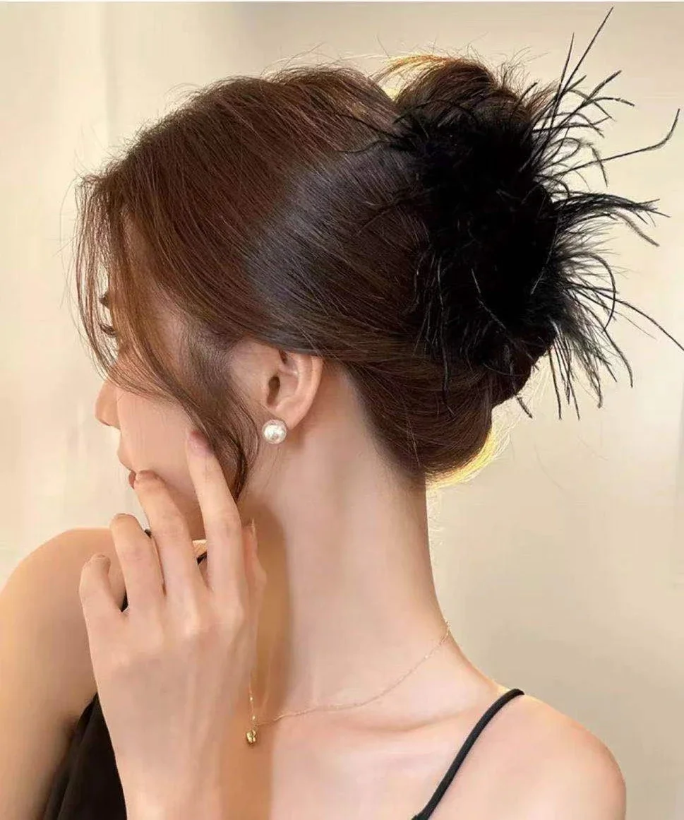 Women Beautiful Ostrich Feather Hair Claw Clips Black White Feather Solid Color Winter Decorative for Girls Hair Accessories