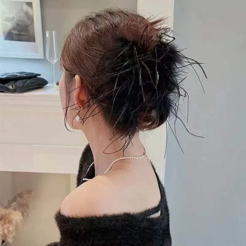 Women Beautiful Ostrich Feather Hair Claw Clips Black White Feather Solid Color Winter Decorative for Girls Hair Accessories