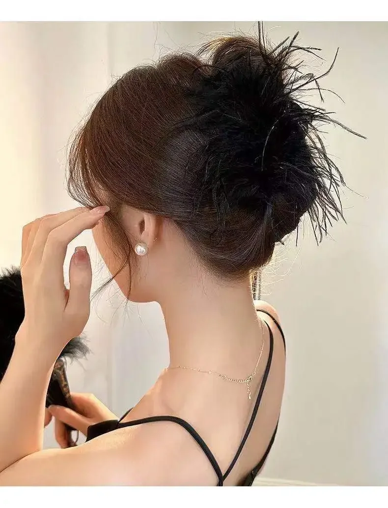 Women Beautiful Ostrich Feather Hair Claw Clips Black White Feather Solid Color Winter Decorative for Girls Hair Accessories