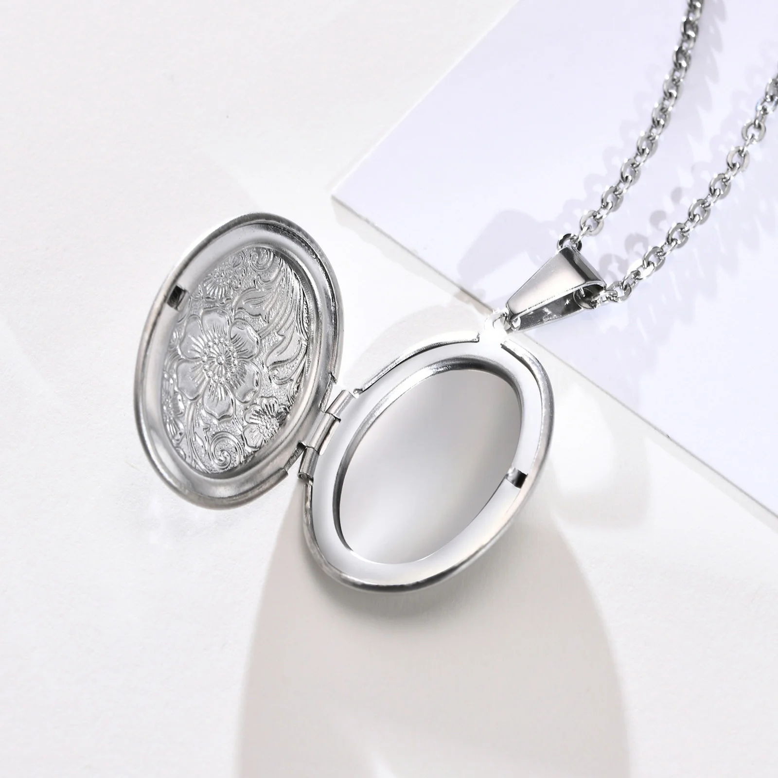 Delicate Floral Oval Heart Locket Pendant Necklaces for Women,Stainless Steel Photo Frame Promise Love Keepsake Gift