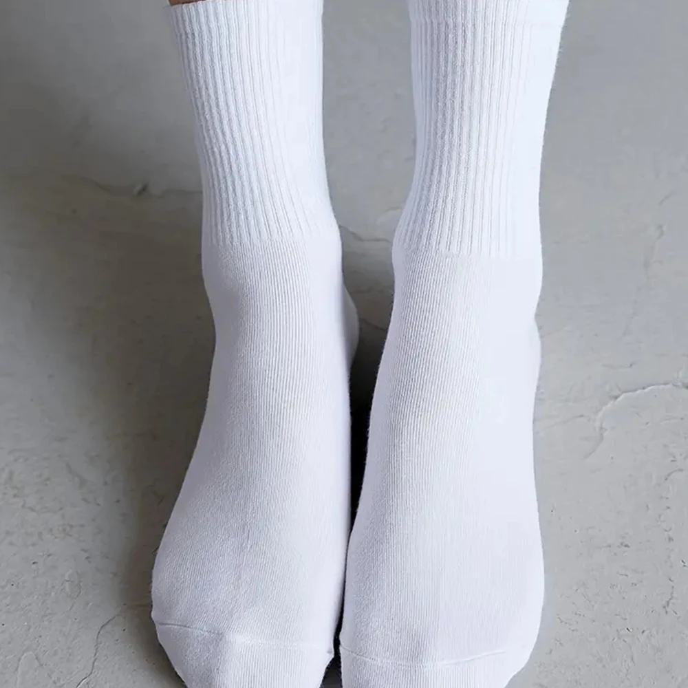 7/14/21 Pairs Women Classic Black And White Solid Color Fashionable Versatile Sweat-Absorbing Soft And Breathable Casual Socks﻿