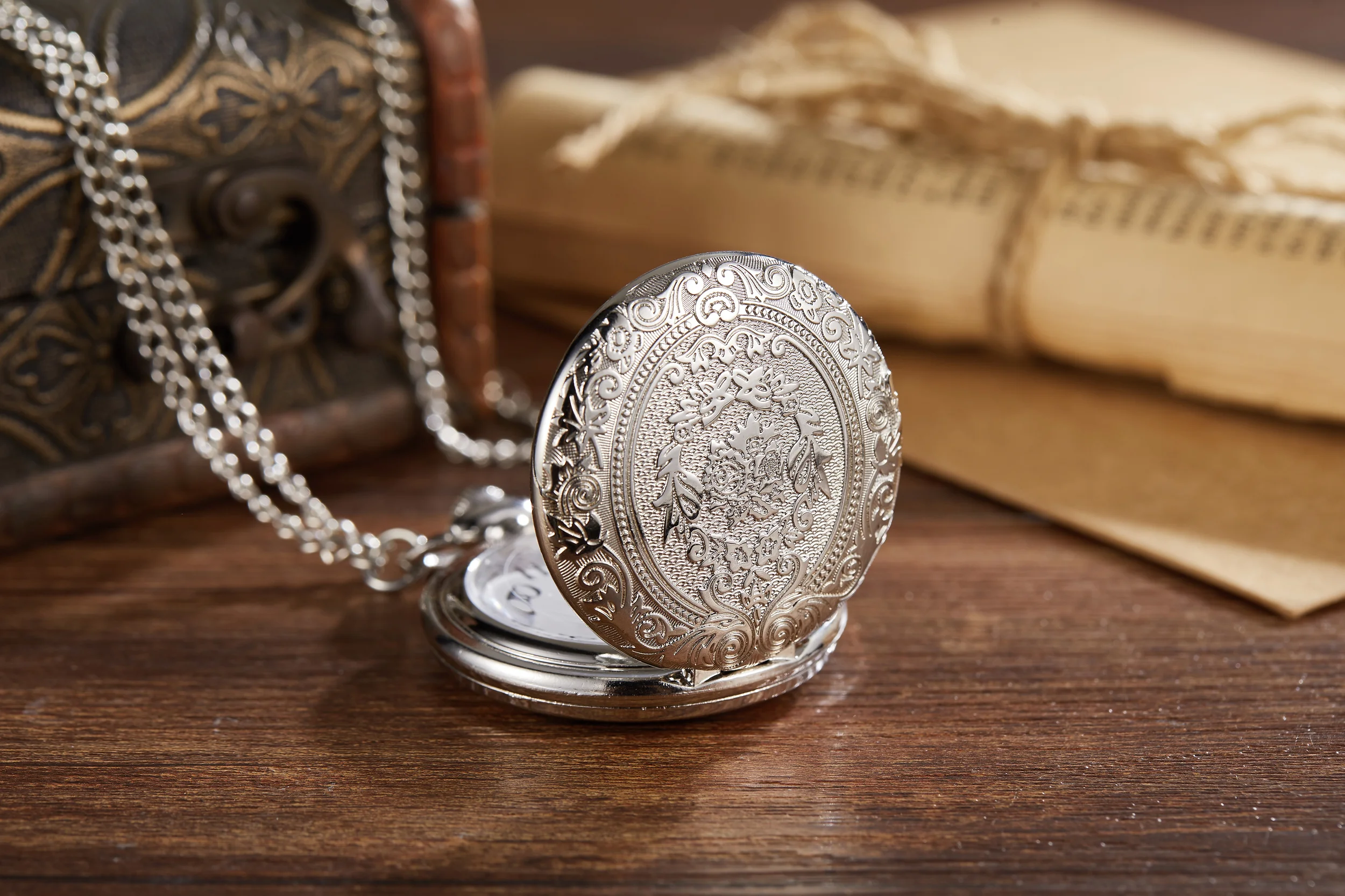 Retro Nostalgic Classical Carved Flip Cover Women Men Pocket Watches Necklaces Hanging Watches Quartz Suitable for Giving Gifts