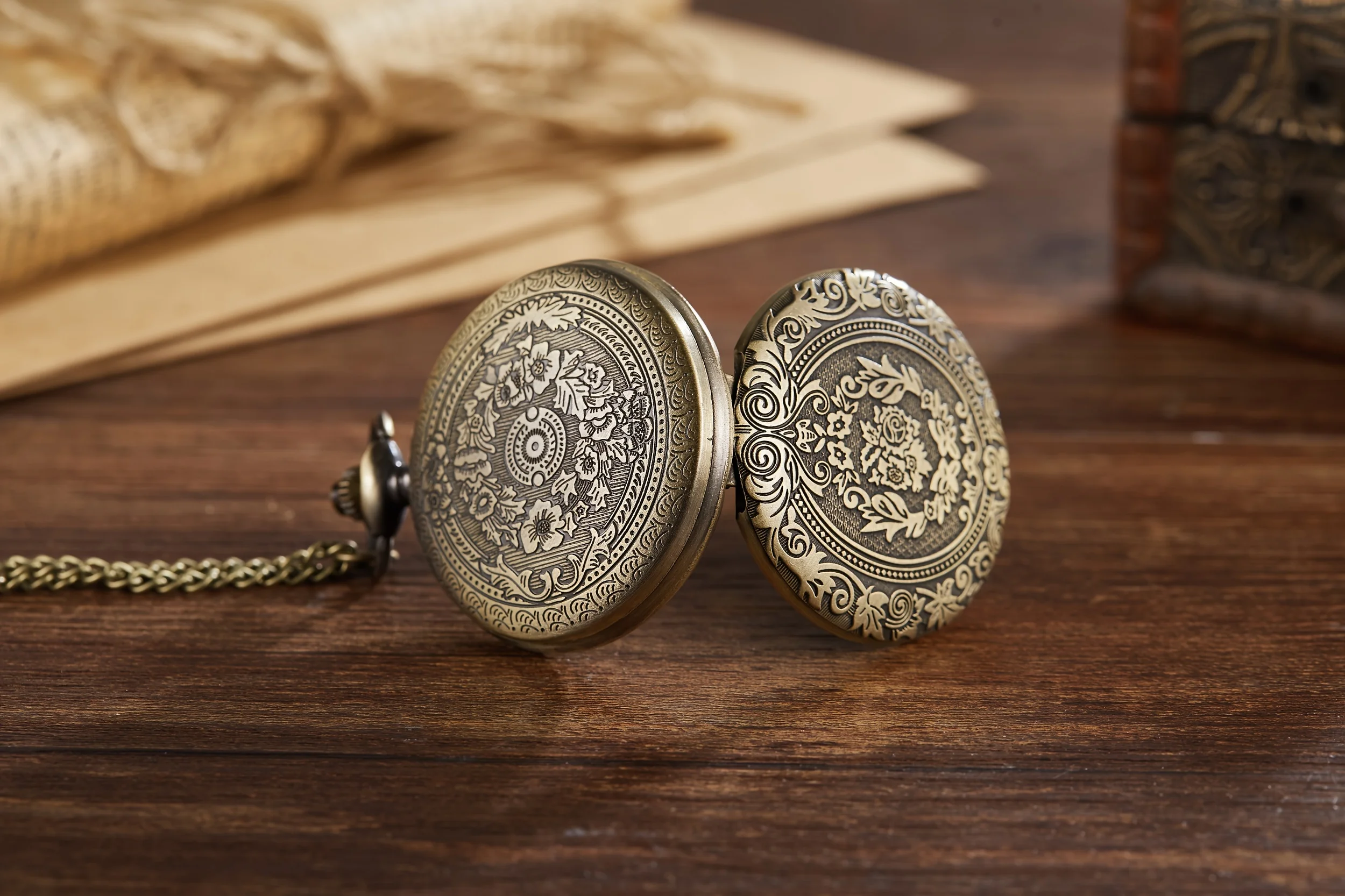 Retro Nostalgic Classical Carved Flip Cover Women Men Pocket Watches Necklaces Hanging Watches Quartz Suitable for Giving Gifts