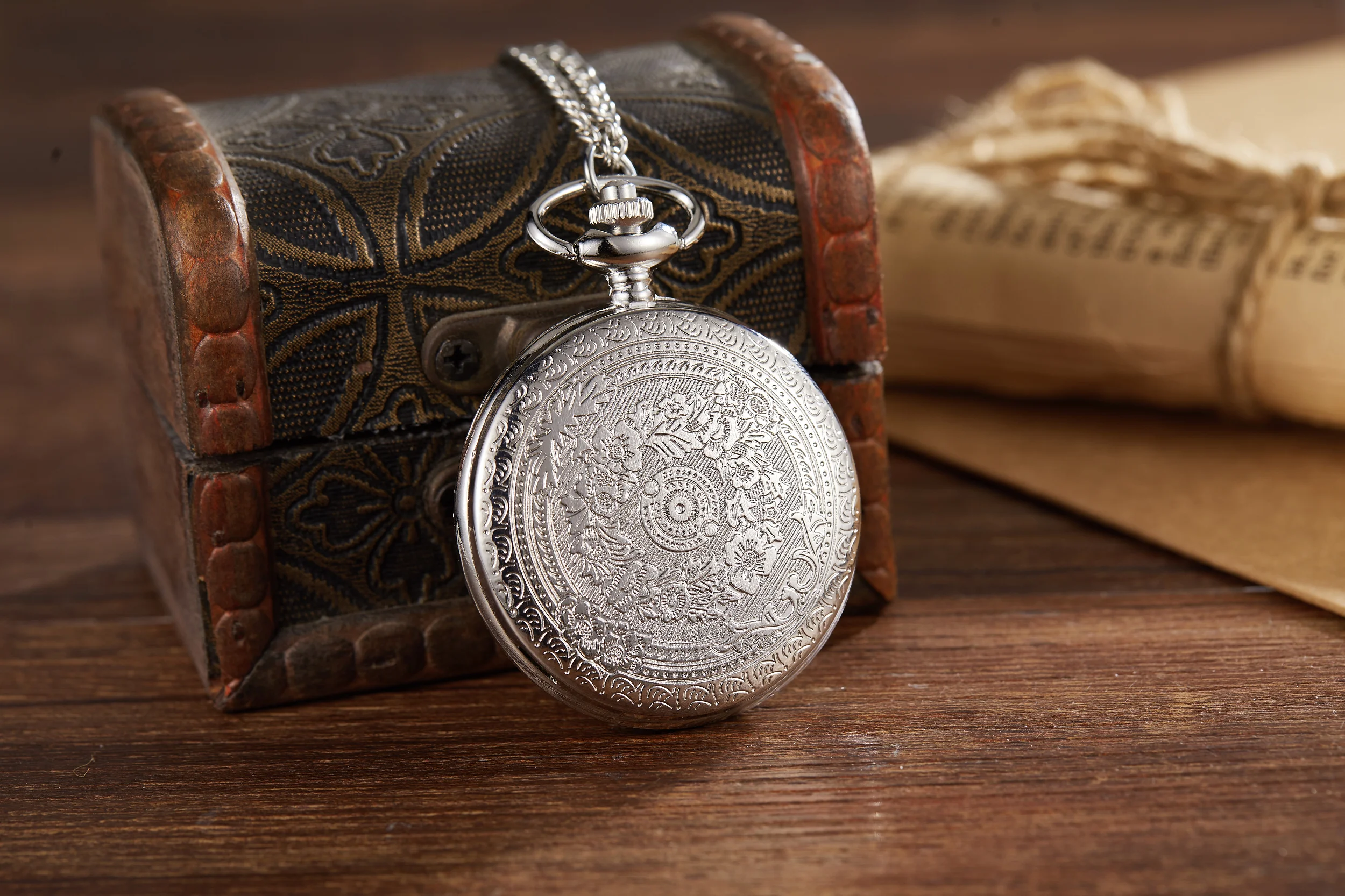 Retro Nostalgic Classical Carved Flip Cover Women Men Pocket Watches Necklaces Hanging Watches Quartz Suitable for Giving Gifts