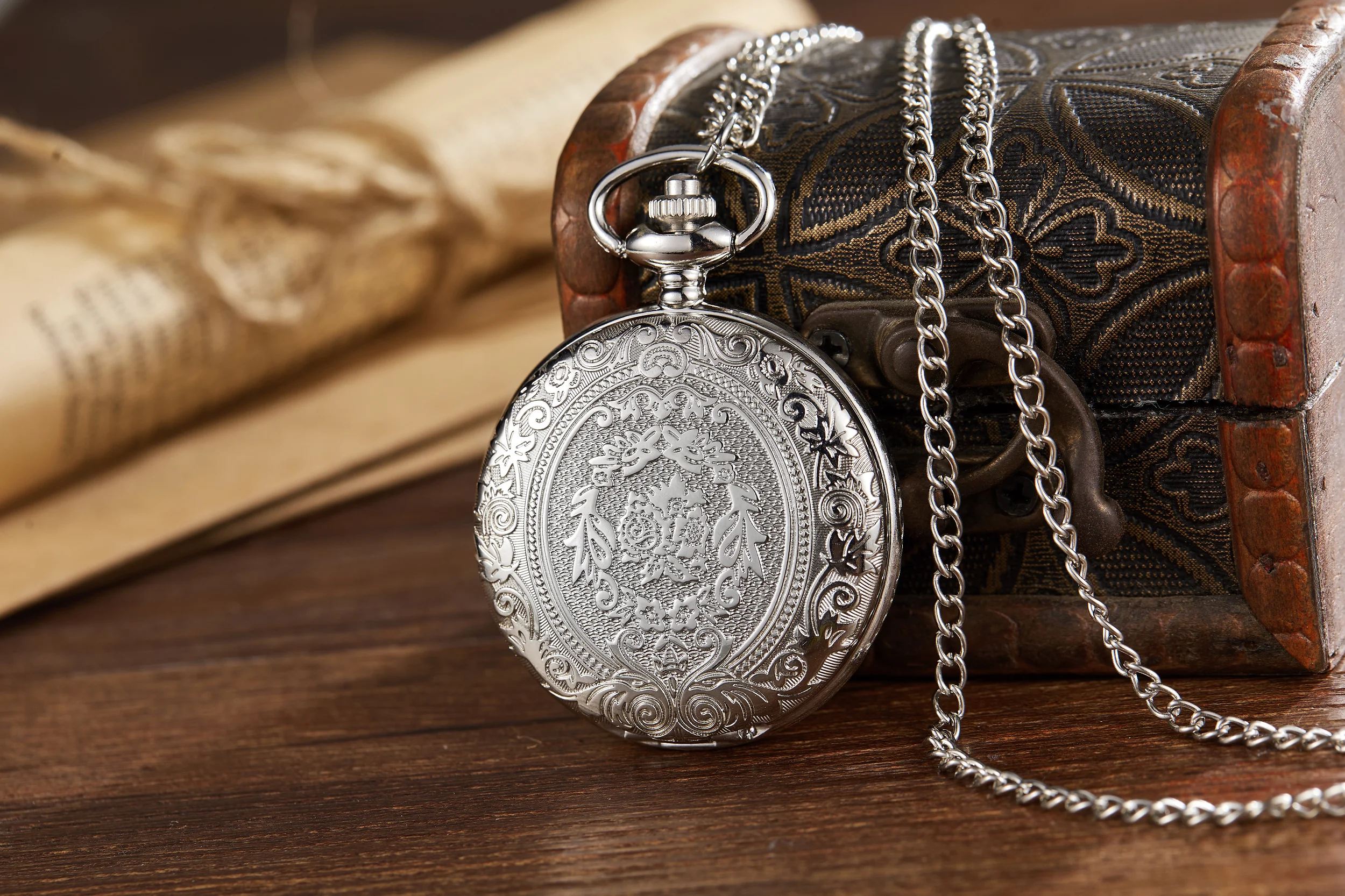 Retro Nostalgic Classical Carved Flip Cover Women Men Pocket Watches Necklaces Hanging Watches Quartz Suitable for Giving Gifts