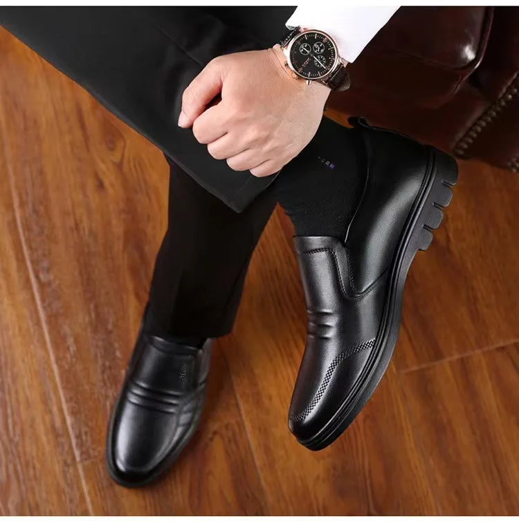Men's leather shoes new black Soft bottom anti slip and breath shoes men's Business dress casual Zapatos luxury light flat