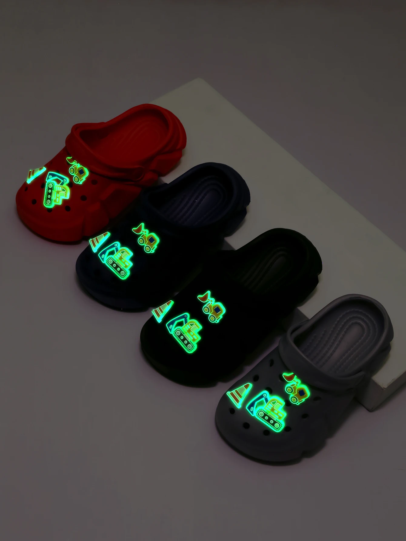 Breathable Clogs,With Cartoon Excavator Charms For Boys, Lightweight Anti Slip Clogs For Indoor Outdoor Shower Beach Pool 3057