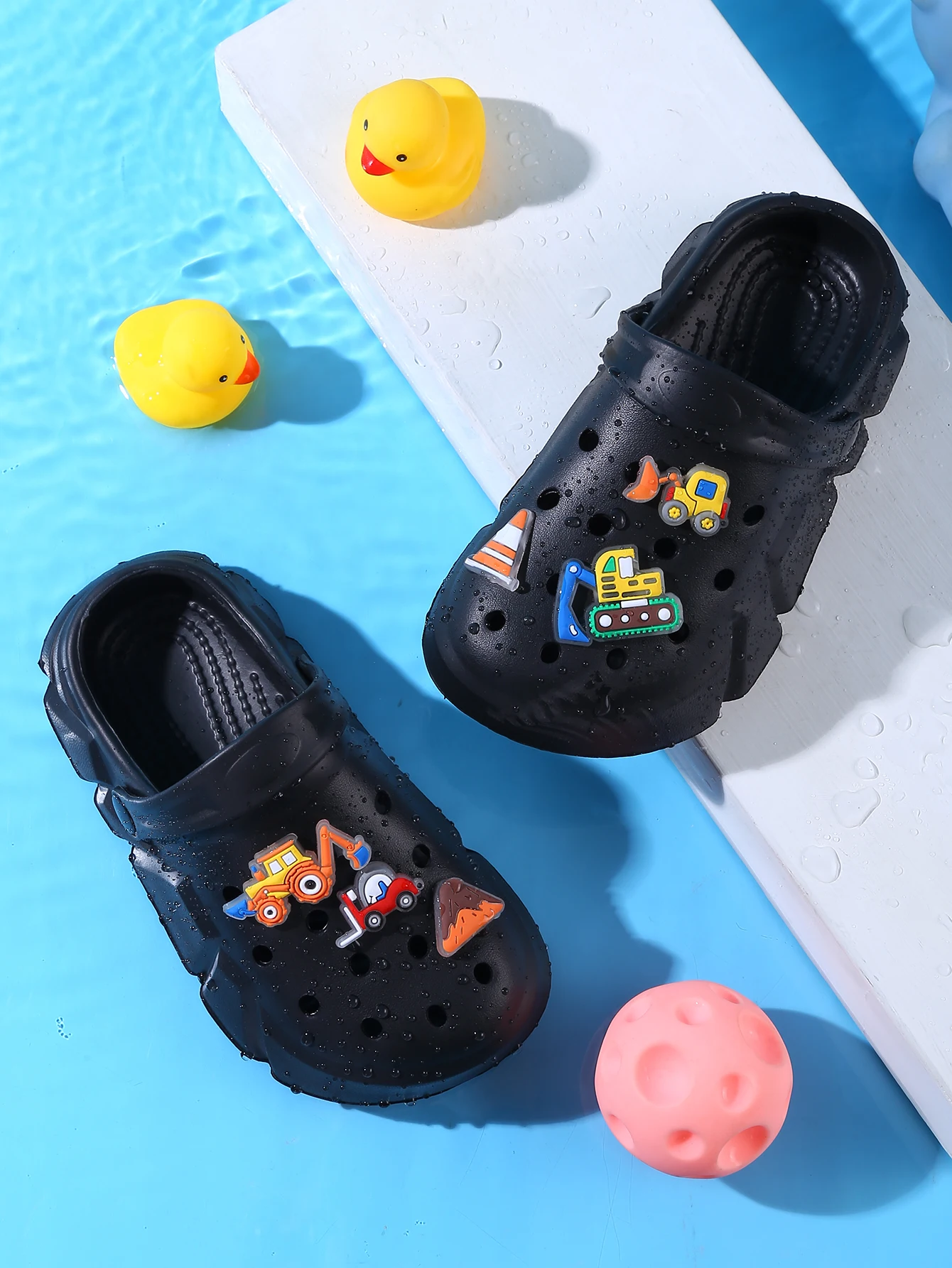 Breathable Clogs,With Cartoon Excavator Charms For Boys, Lightweight Anti Slip Clogs For Indoor Outdoor Shower Beach Pool 3057