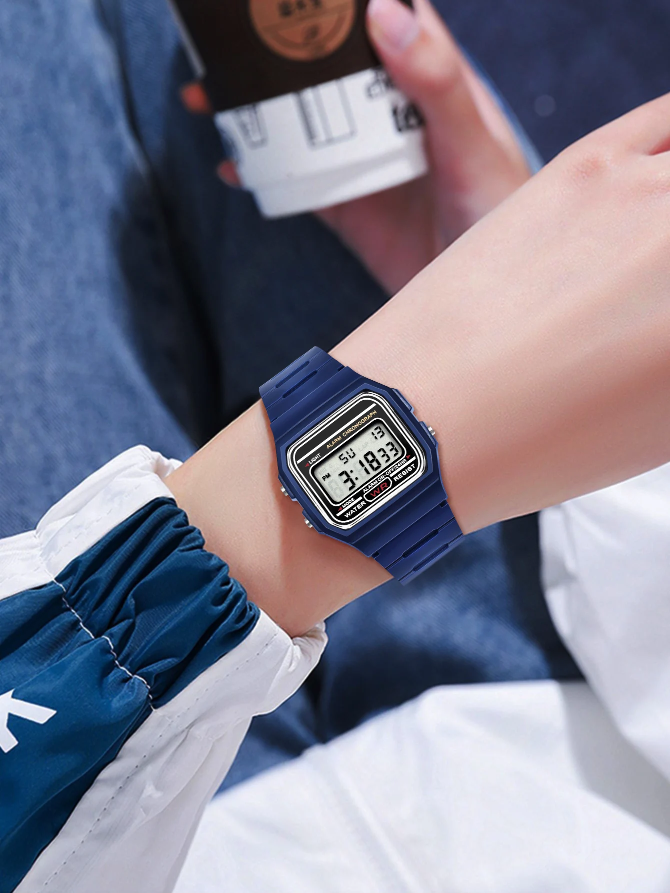 Hot Selling Women LED Digital Electronic Watch Multifunctional Outdoor Simple Leisure Men and Women Sports Watch Reloj
