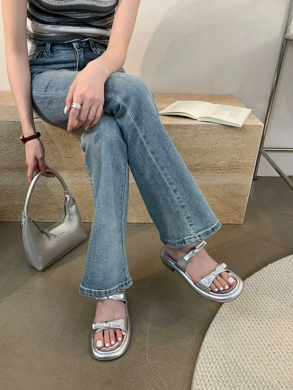 New Summer Women's Slippers 2024 Stylish Peep-toe Low Heel Silver Women's Comfortable Beach Shoes Sapatilas