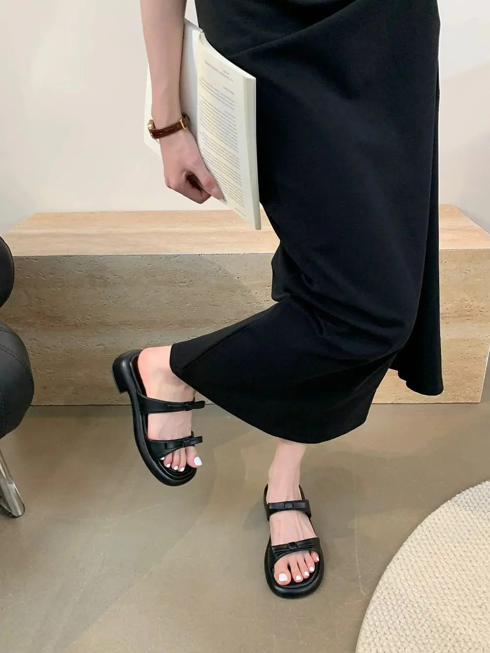New Summer Women's Slippers 2024 Stylish Peep-toe Low Heel Silver Women's Comfortable Beach Shoes Sapatilas