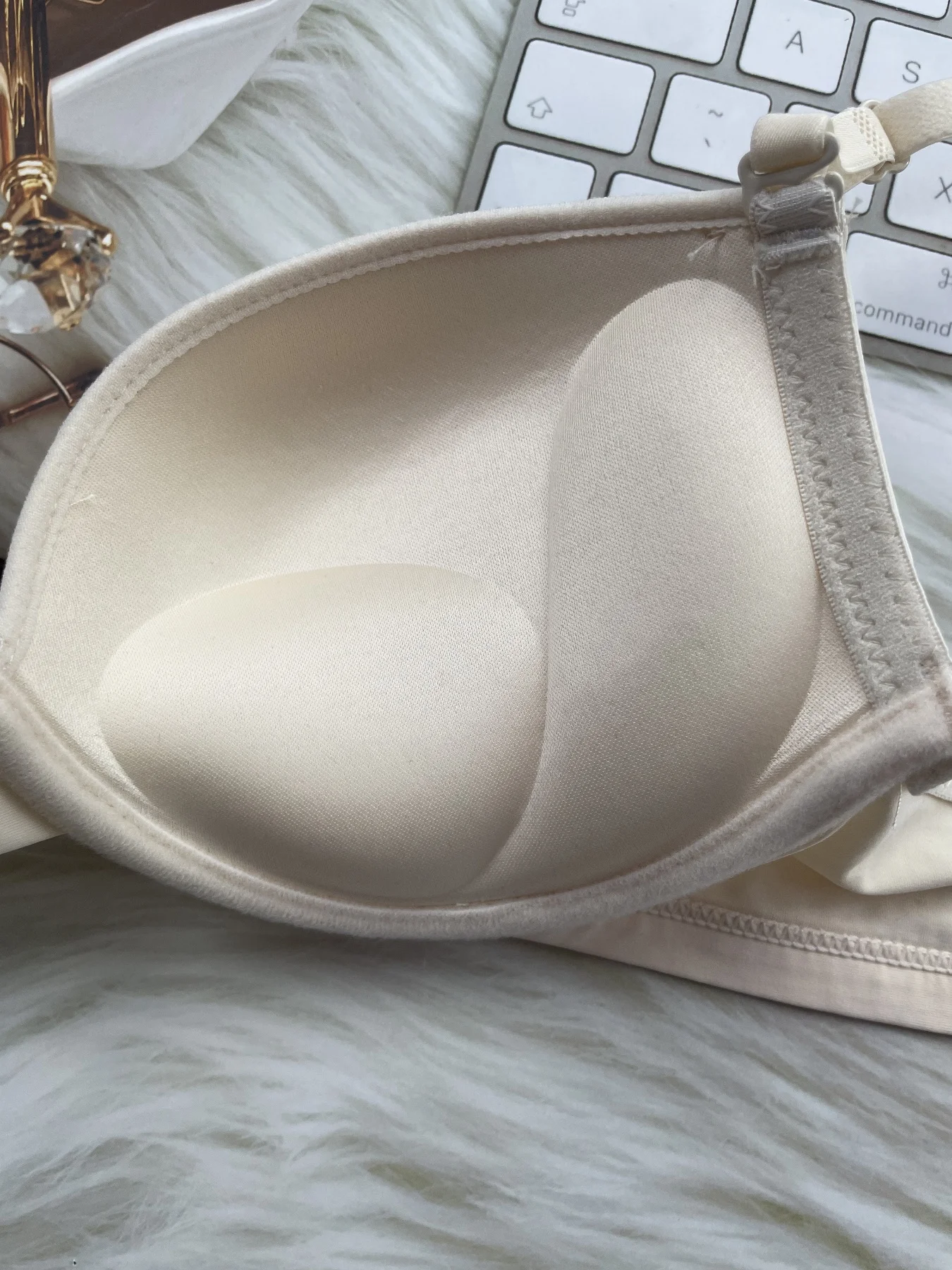 Sexy girl gathered up to support small breasts to show big bra thin bottom thick B cup underwear lady