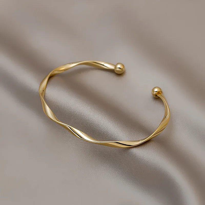 Golden Charm Bangles for Women Minimalism Fashion Twisted Couple Cuff Bracelet 2023 New Trendy Jewelry Girls Wedding Gift