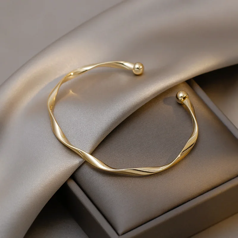 Golden Charm Bangles for Women Minimalism Fashion Twisted Couple Cuff Bracelet 2023 New Trendy Jewelry Girls Wedding Gift