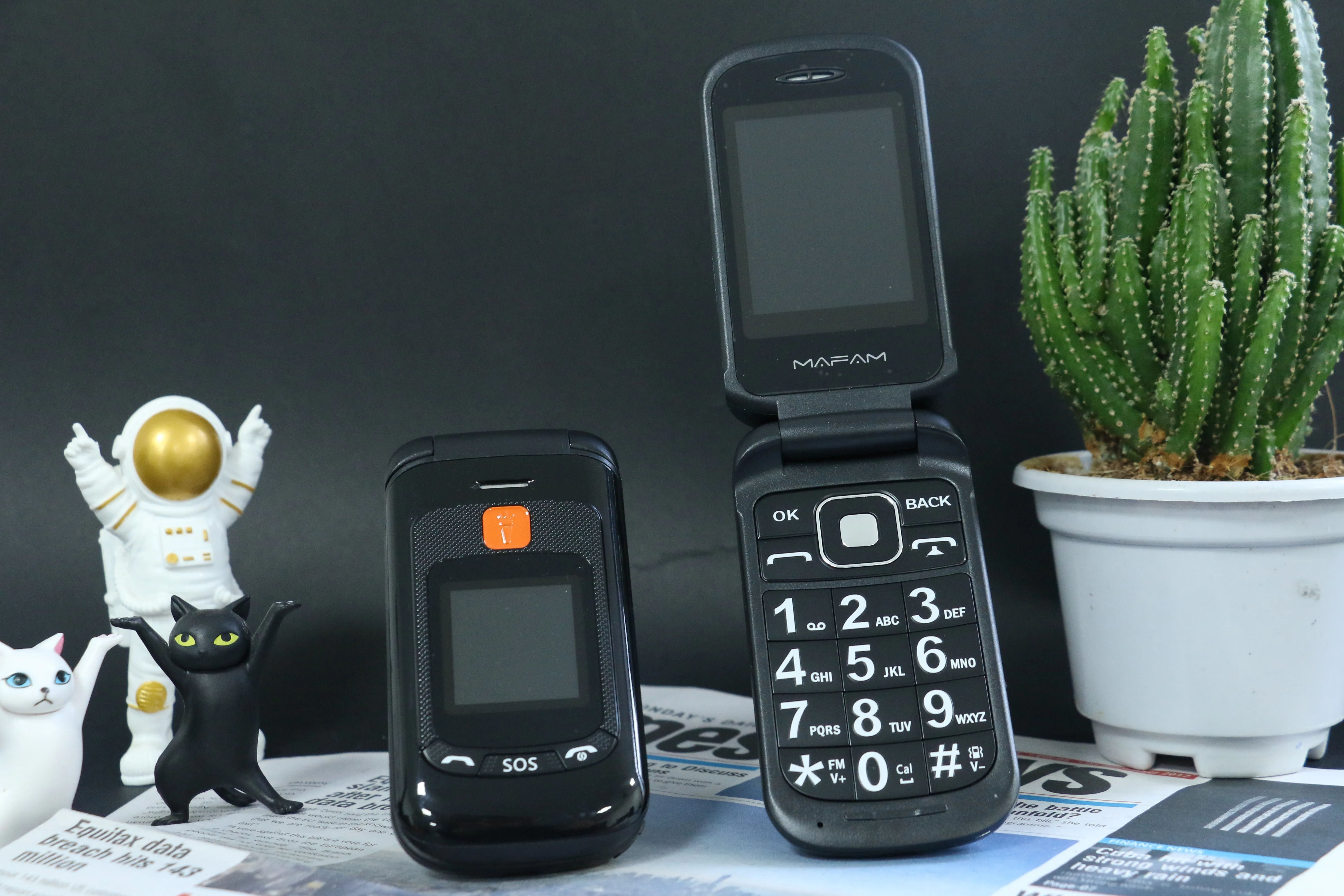Senior Flip Dual Display Mobile Phone For Elderly Two SIM Card Large Button Speed Dial Flashlight FM Radio Push Button SOS Call
