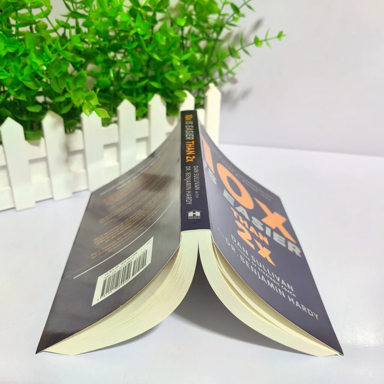 10x Is Easier Than 2x:how World-class Entrepreneurs Achieve More By Doing Less Paperback Book in English