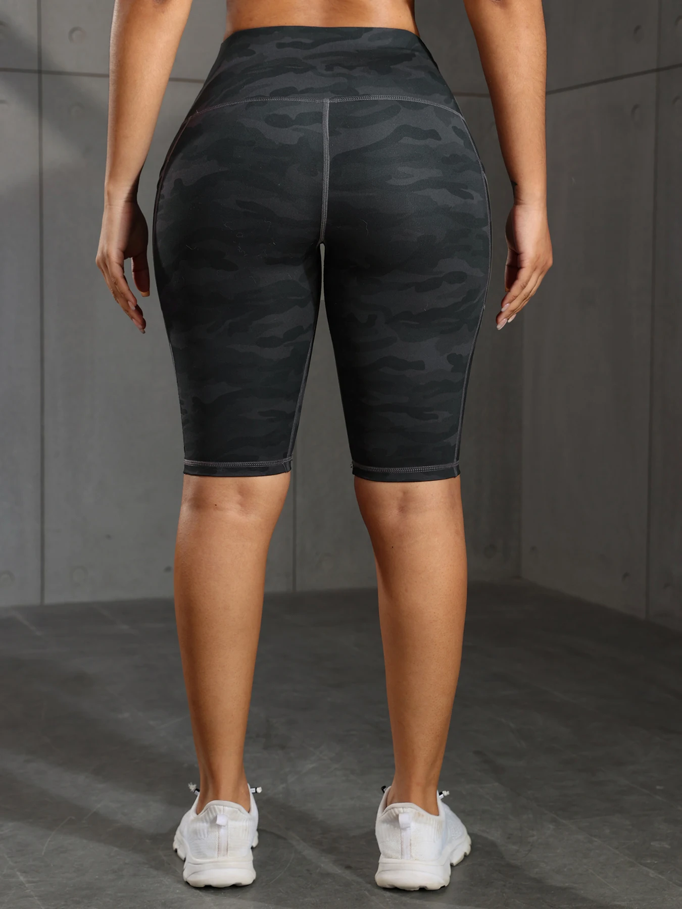 Solid Color Women Shorts with 3 Pockets Butt Lifting Workout Tights Stretch Athletic Five-pointed Pants Outdoor Fitness Shorts