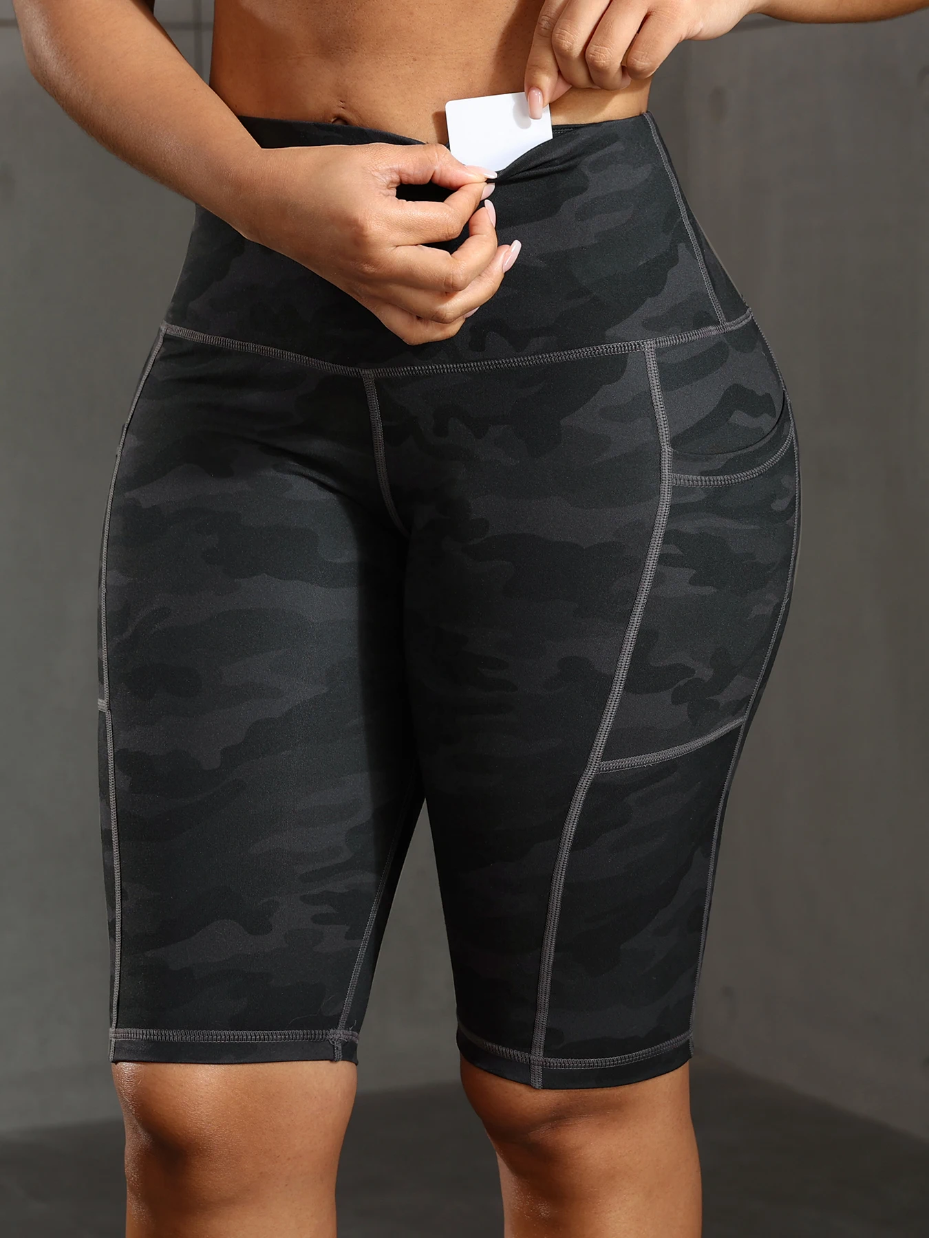 Solid Color Women Shorts with 3 Pockets Butt Lifting Workout Tights Stretch Athletic Five-pointed Pants Outdoor Fitness Shorts