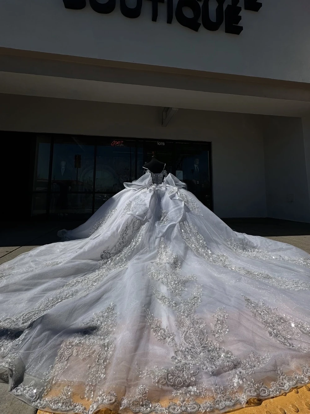 Exquisite Off Shoulder Quinceanera Dress Corset Beautiful Rhinestones Ball Gown Shiny Customized Women 15 16 Years Party Wear