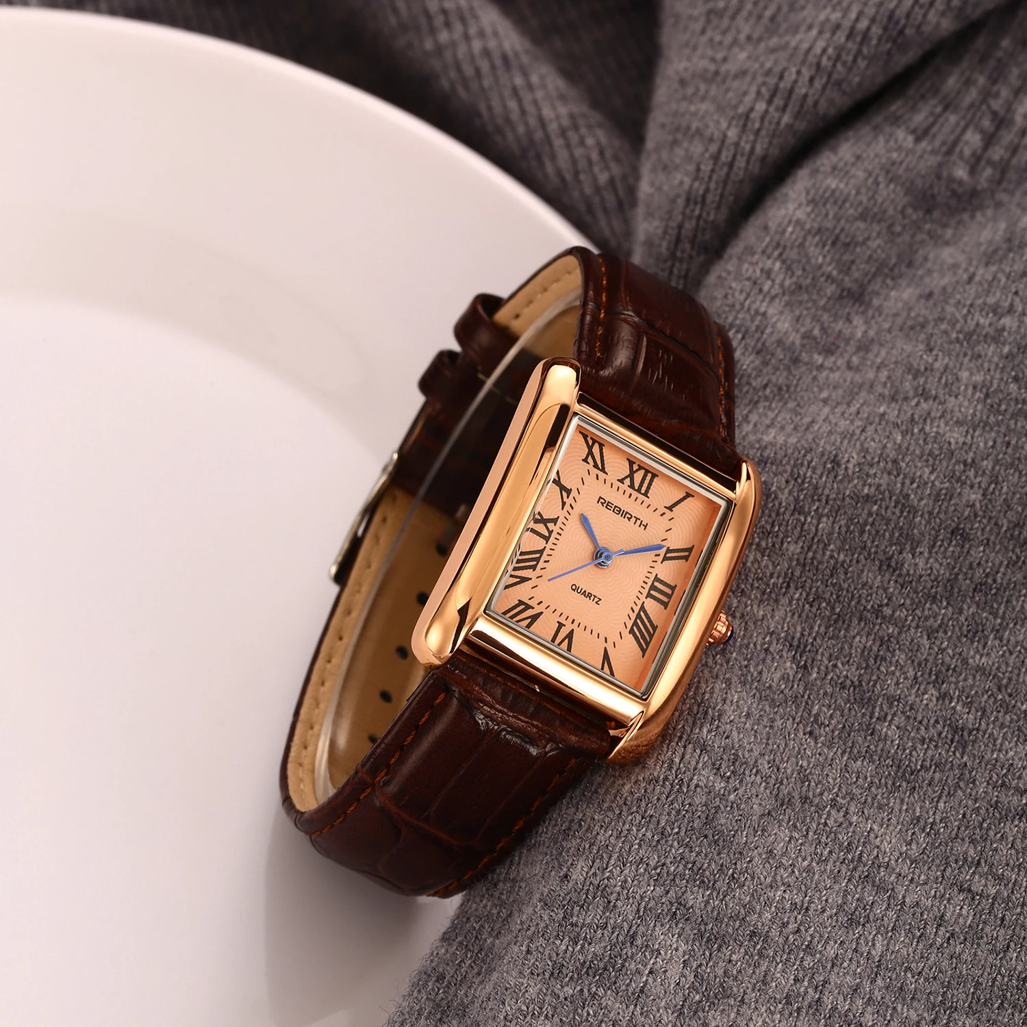 Retro-Style Simple Small Square Watch with Roman Numerals, Trendy and Artistic Quartz Movement Wristwatch