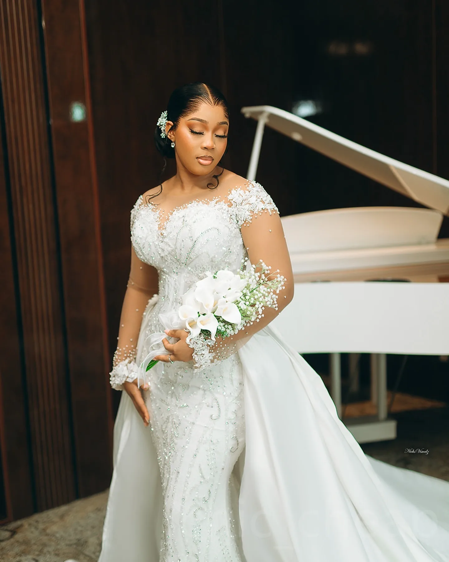 Customized Arabic Shinny Appliques Beads Wedding Dress For Brides Illusion Long Sleeves Bridal Gowns with Detachable Train