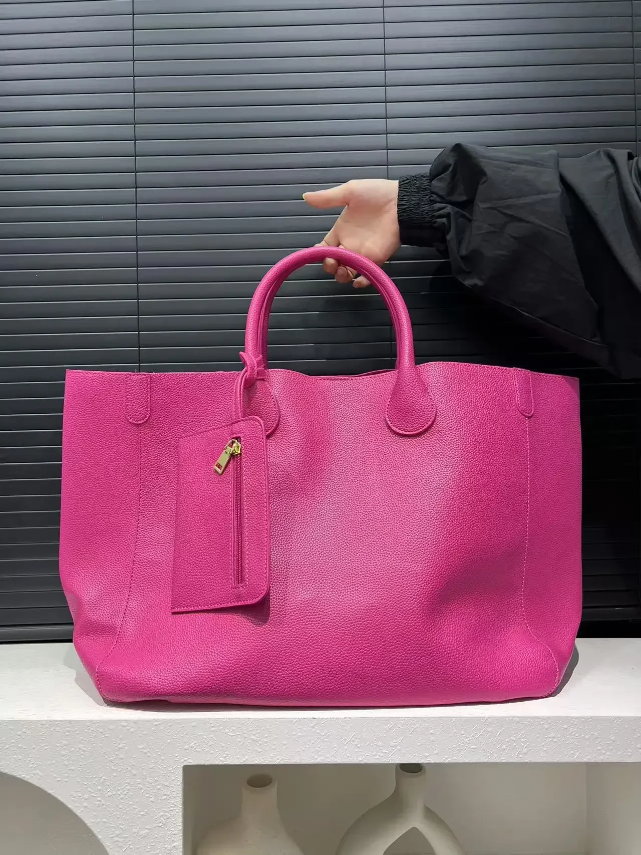 Ladies' fashionable vegan leather oversized handbag with large capacity, simple and versatile shopping bag