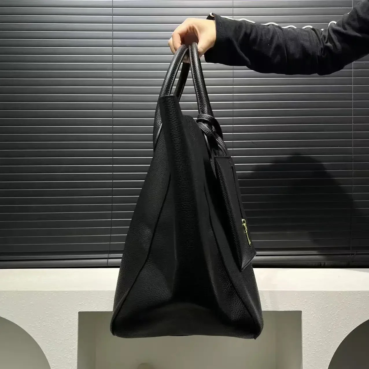Ladies' fashionable vegan leather oversized handbag with large capacity, simple and versatile shopping bag
