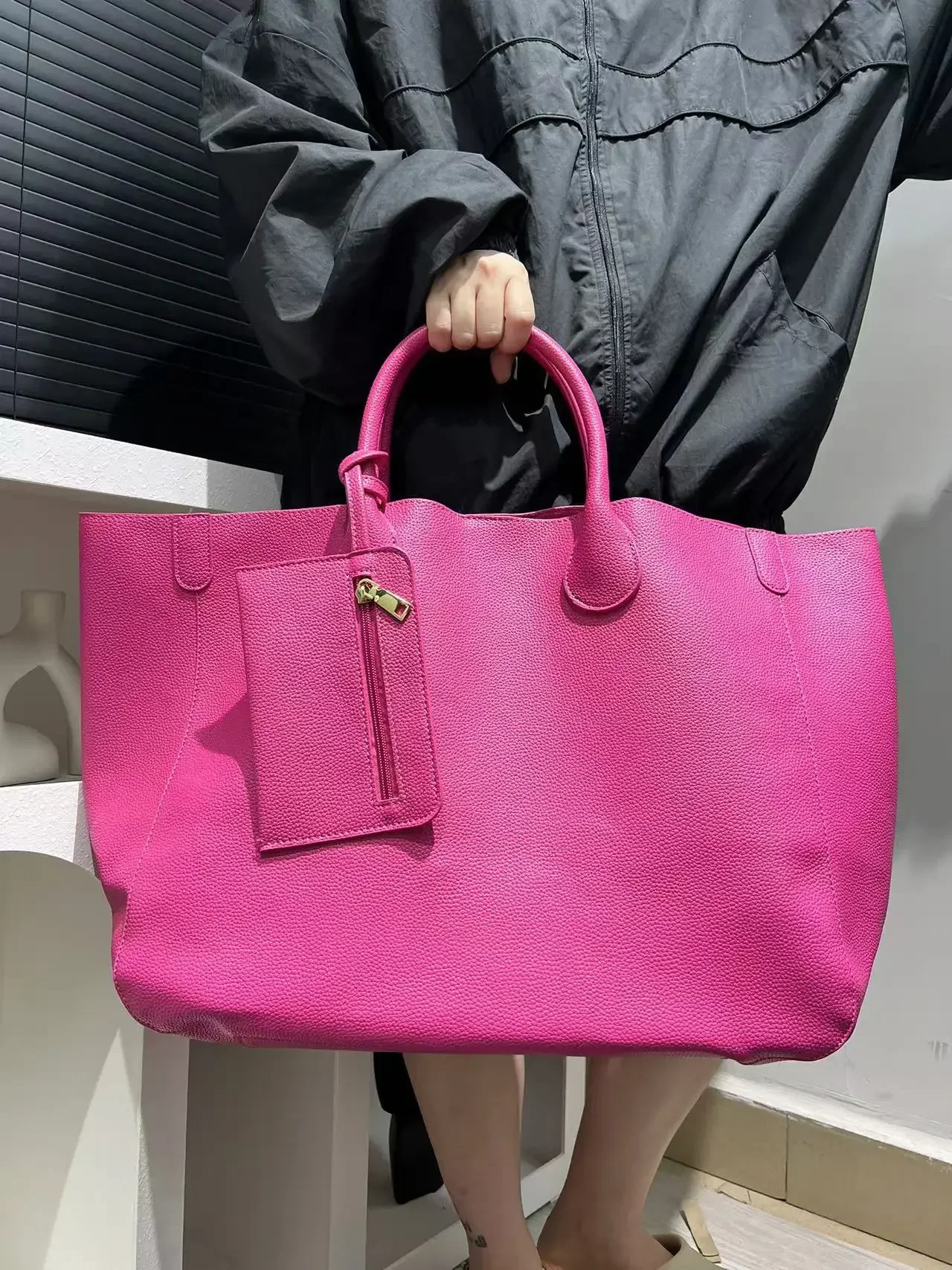 Ladies' fashionable vegan leather oversized handbag with large capacity, simple and versatile shopping bag