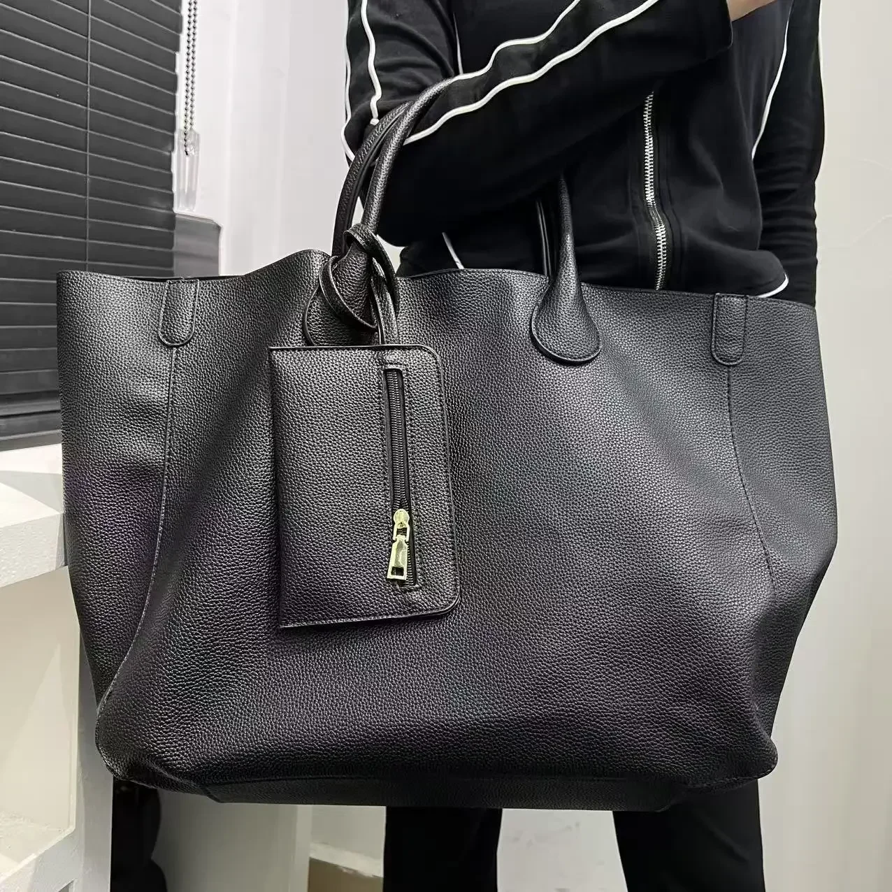 Ladies' fashionable vegan leather oversized handbag with large capacity, simple and versatile shopping bag