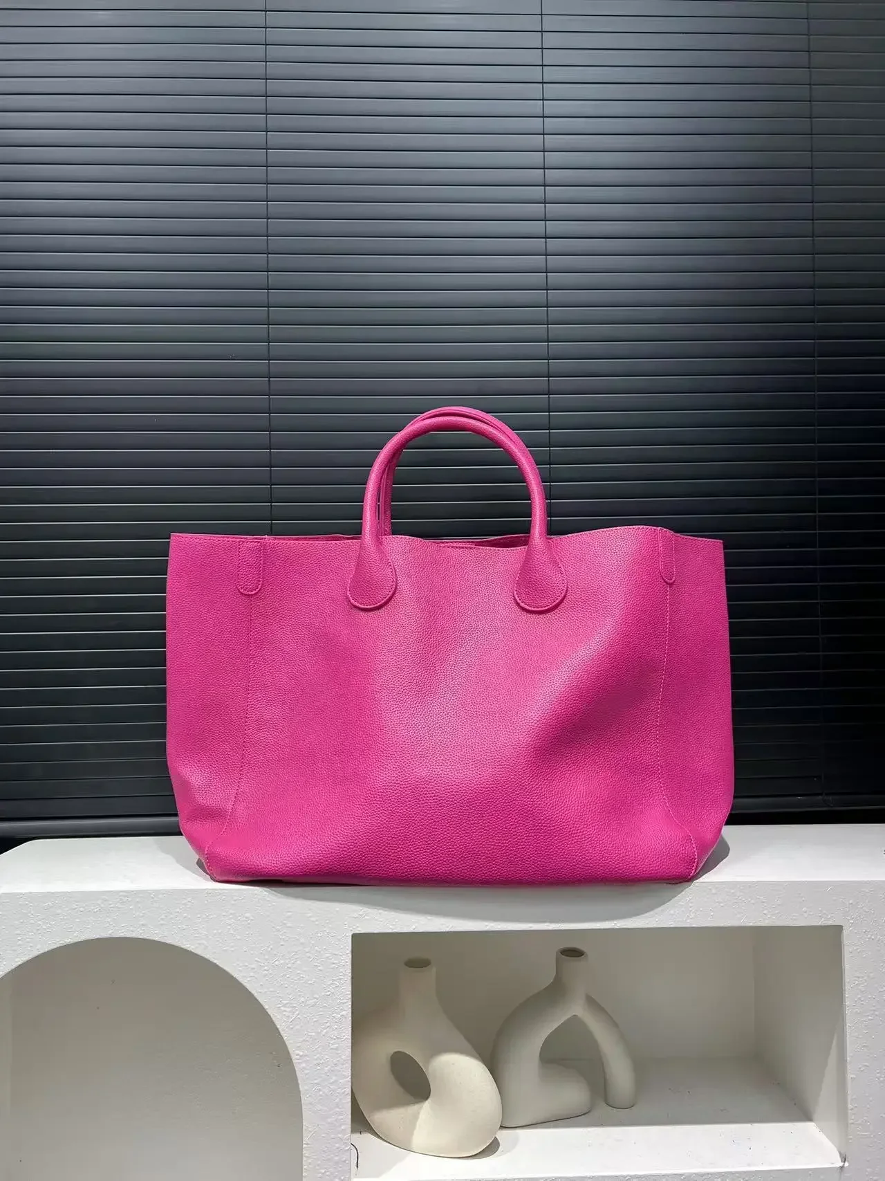 Ladies' fashionable vegan leather oversized handbag with large capacity, simple and versatile shopping bag