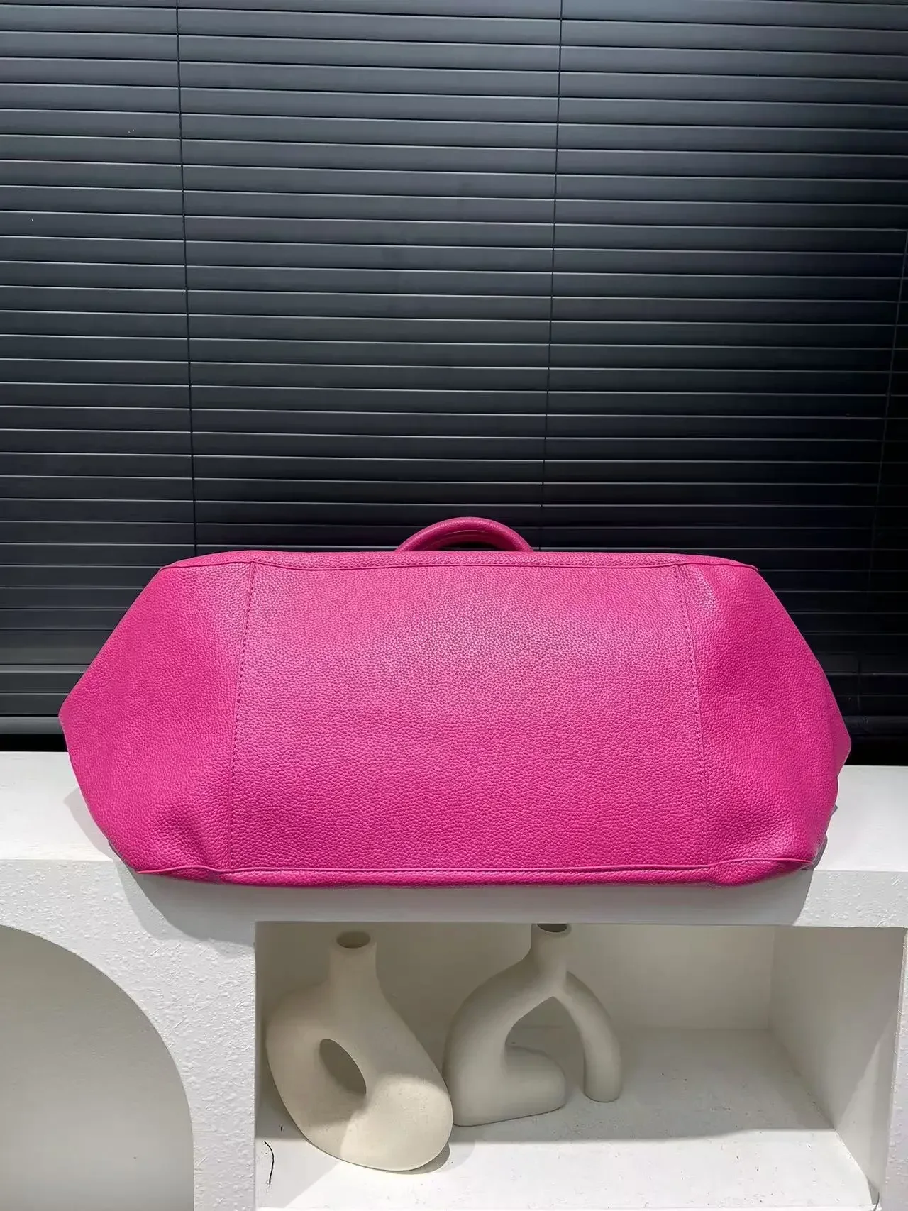 Ladies' fashionable vegan leather oversized handbag with large capacity, simple and versatile shopping bag