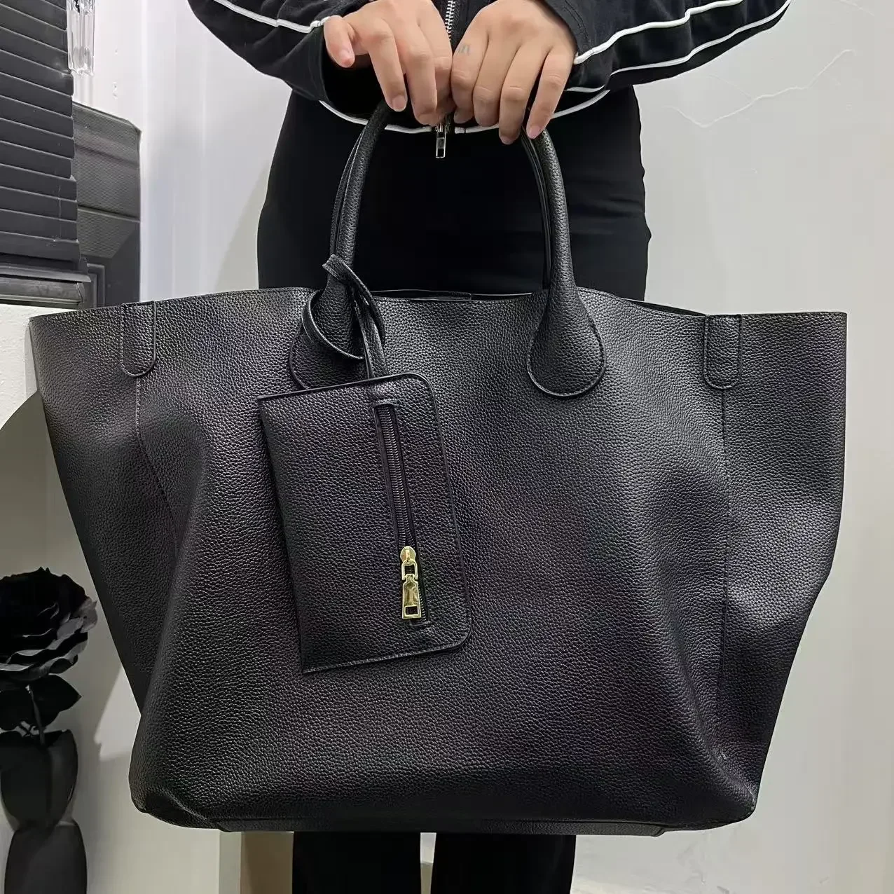 Ladies' fashionable vegan leather oversized handbag with large capacity, simple and versatile shopping bag