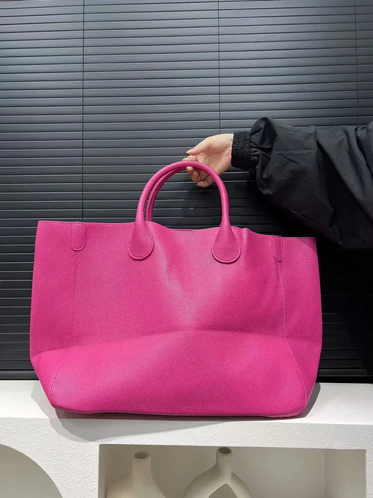 Ladies' fashionable vegan leather oversized handbag with large capacity, simple and versatile shopping bag