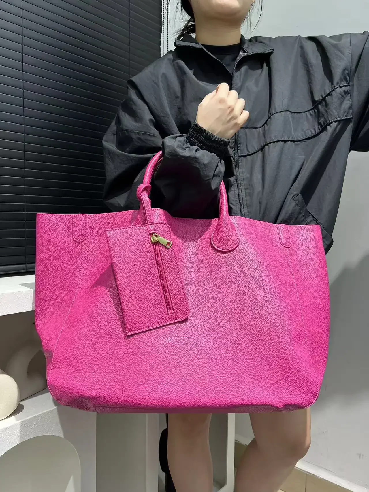 Ladies' fashionable vegan leather oversized handbag with large capacity, simple and versatile shopping bag