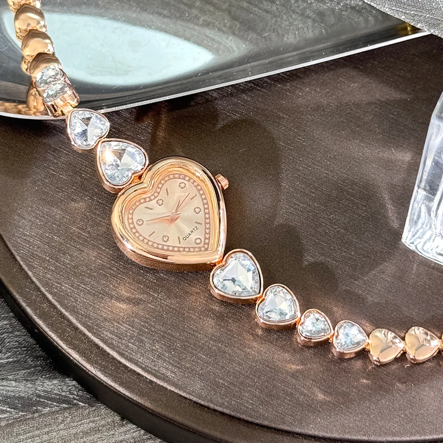 Women's Heart-Alloy Case Sparkly Cute Heart-Shaped Glass Rhinestone Bracelet Elegant Stylish Quartz Watch