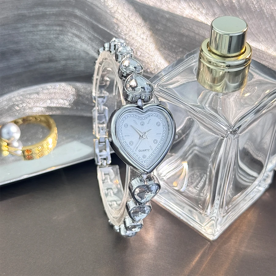 Women's Heart-Alloy Case Sparkly Cute Heart-Shaped Glass Rhinestone Bracelet Elegant Stylish Quartz Watch
