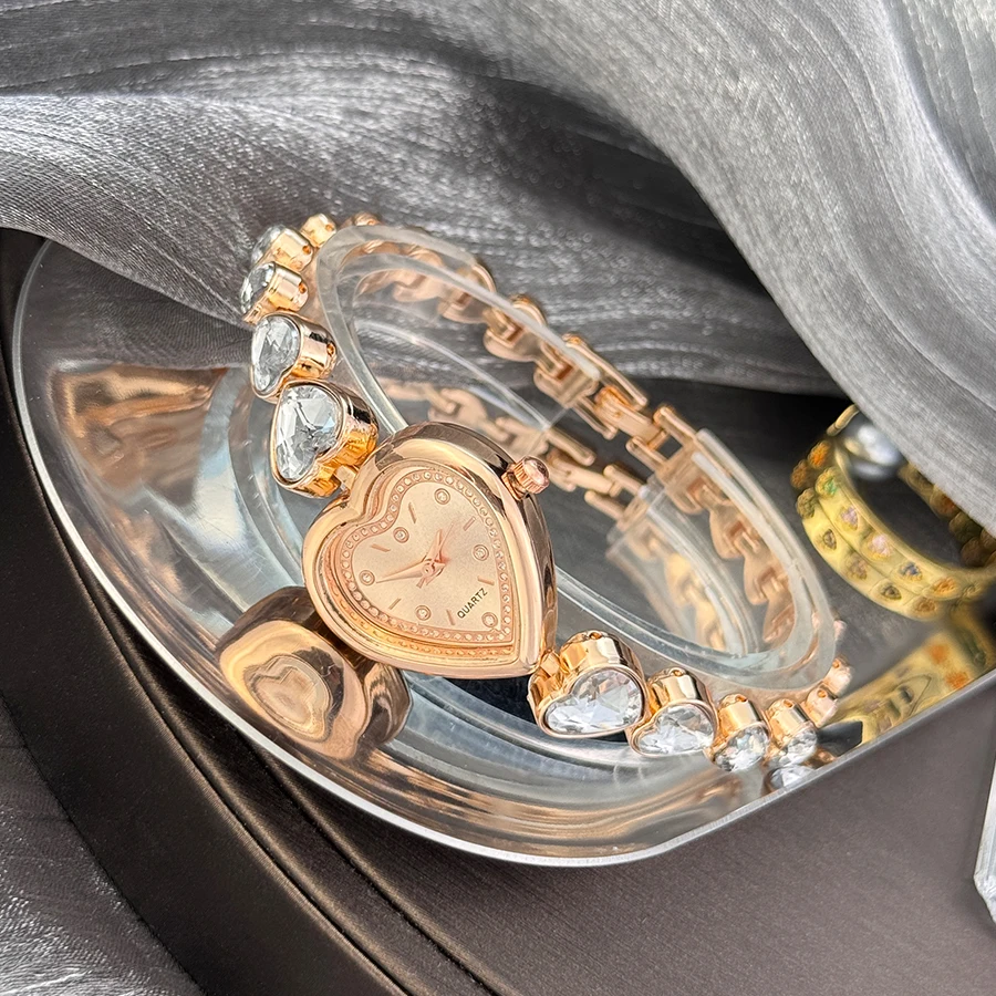 Women's Heart-Alloy Case Sparkly Cute Heart-Shaped Glass Rhinestone Bracelet Elegant Stylish Quartz Watch