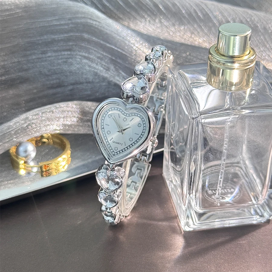 Women's Heart-Alloy Case Sparkly Cute Heart-Shaped Glass Rhinestone Bracelet Elegant Stylish Quartz Watch