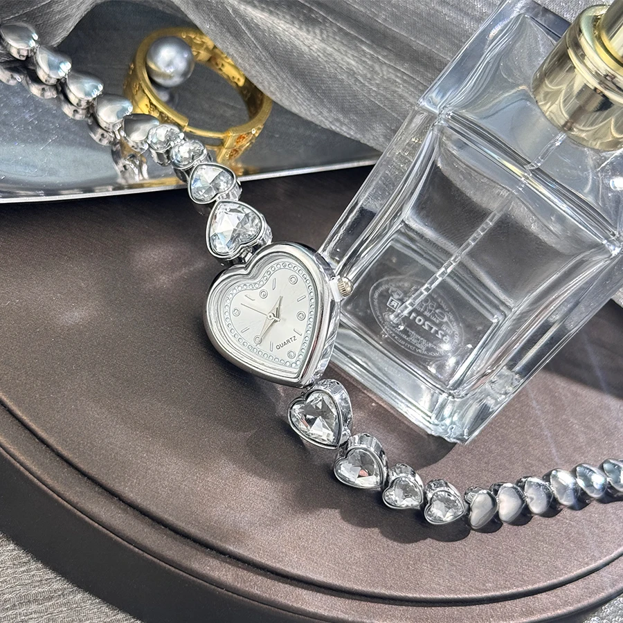 Women's Heart-Alloy Case Sparkly Cute Heart-Shaped Glass Rhinestone Bracelet Elegant Stylish Quartz Watch