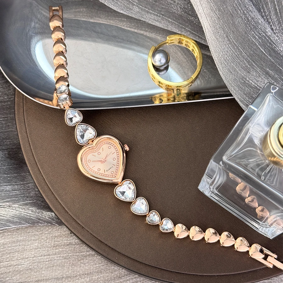 Women's Heart-Alloy Case Sparkly Cute Heart-Shaped Glass Rhinestone Bracelet Elegant Stylish Quartz Watch