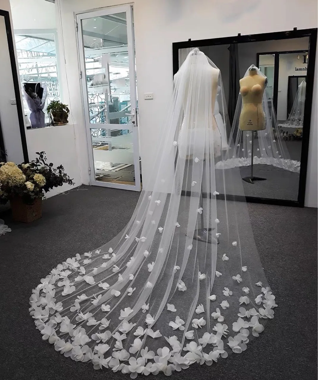 Floral Applique Bridal Veils with 3D Handmade Organza Flowers One Layer Marriage Wedding Veil with Comb