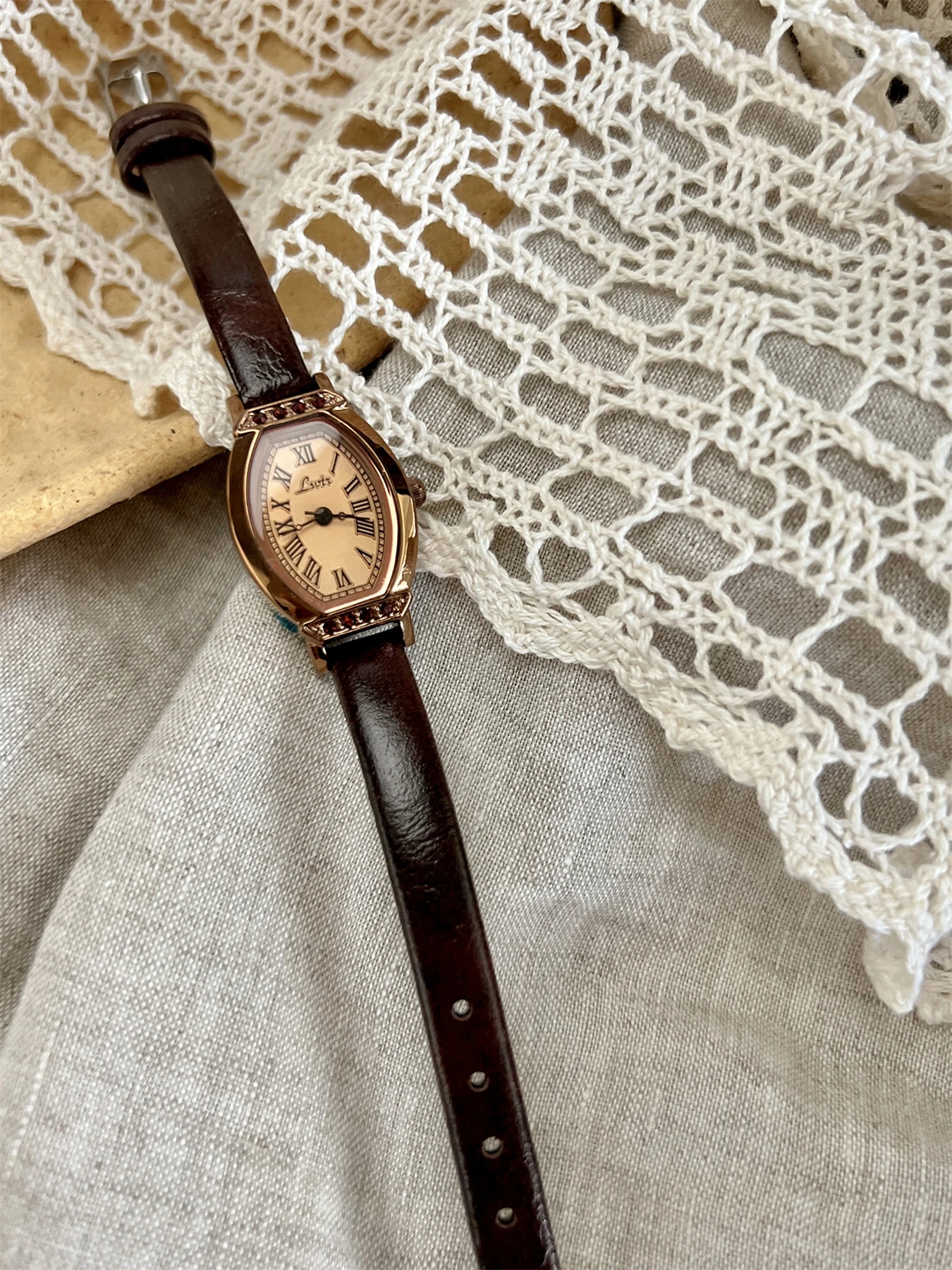 1pc Vintage Casual Elegant Women's Coffee Brown Leather Strap Watch, Fashionable Barrel Shaped Watch Dial With Rhinestone Decor