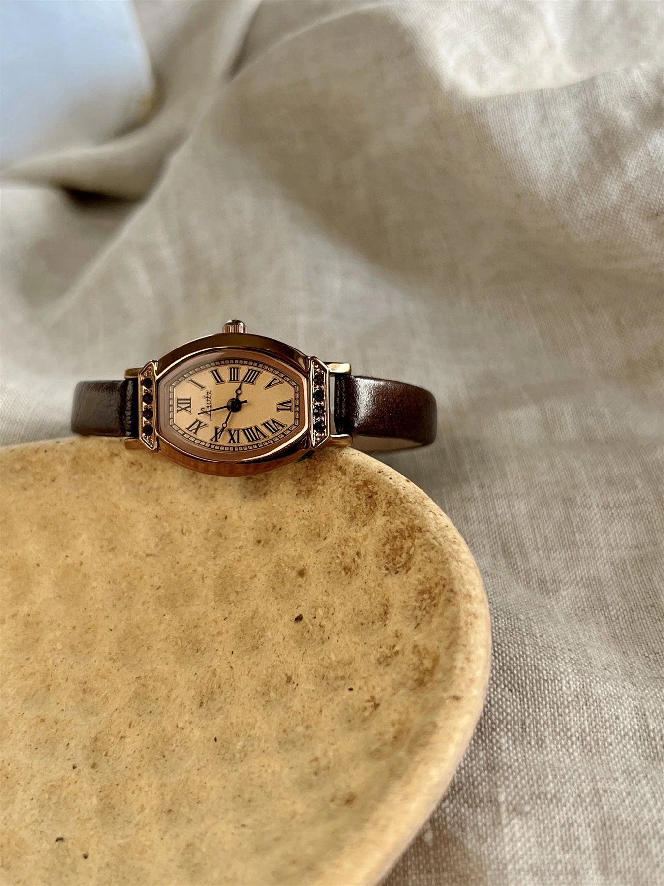 1pc Vintage Casual Elegant Women's Coffee Brown Leather Strap Watch, Fashionable Barrel Shaped Watch Dial With Rhinestone Decor