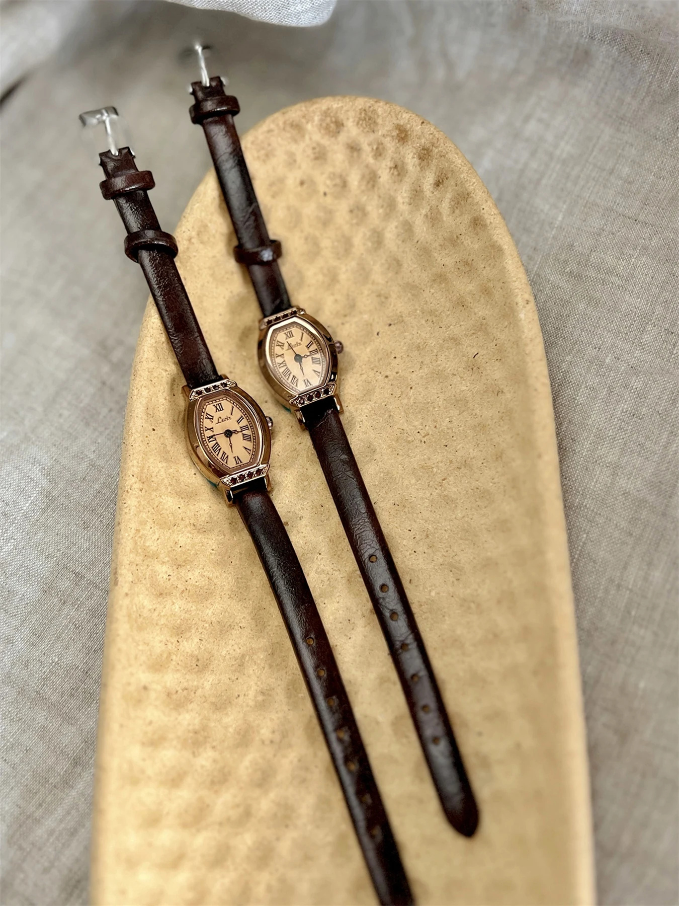 1pc Vintage Casual Elegant Women's Coffee Brown Leather Strap Watch, Fashionable Barrel Shaped Watch Dial With Rhinestone Decor