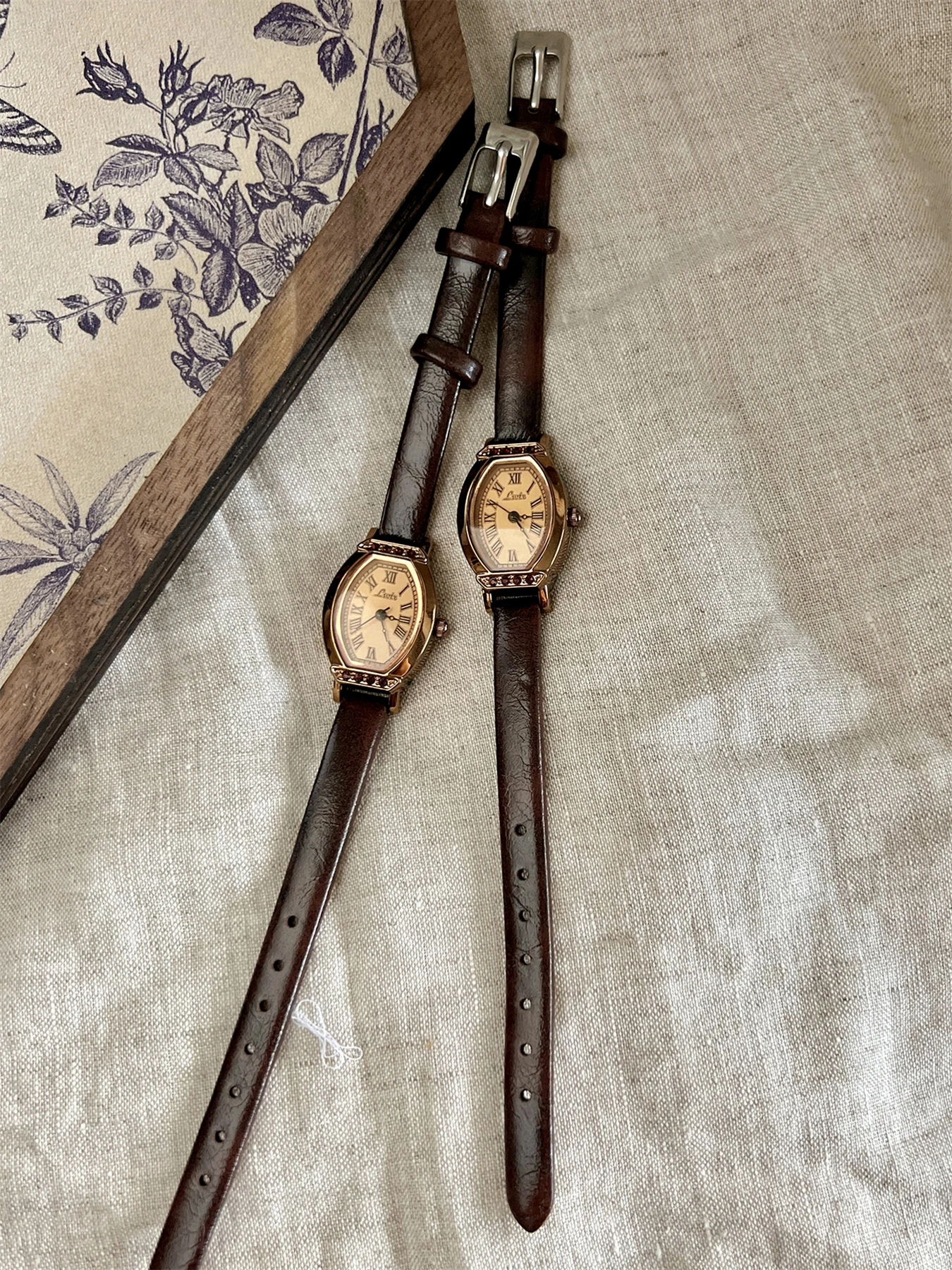 1pc Vintage Casual Elegant Women's Coffee Brown Leather Strap Watch, Fashionable Barrel Shaped Watch Dial With Rhinestone Decor